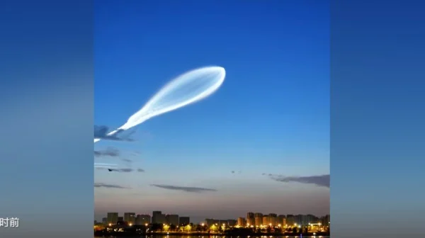西安天空惊现大量不明飞行物后 再现巨型发光体(组图)