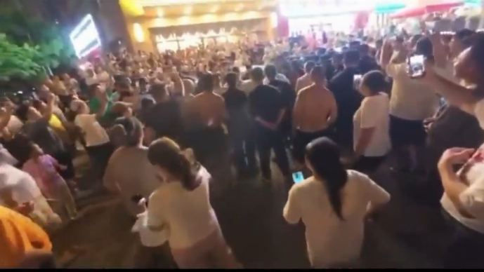 武漢千人怒圍公安 傳因城管把孕婦打流產（視頻）