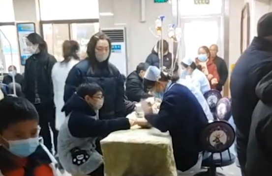 中國疫情變異不斷 兒童感染幾小時右肺全白