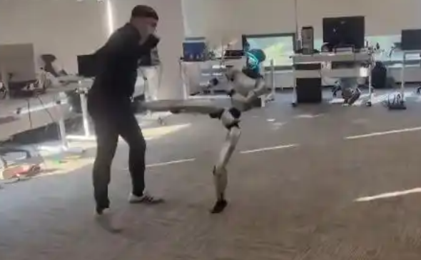 大陸機器人訓練時攻擊訓練師 引熱議