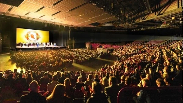 神韵法国首站引热潮 精英赞复兴中华传统文化(图)