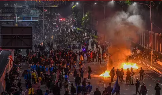 伊朗镇压恐酿6000死 影片曝光法医中心尸体堆满停车场(图)