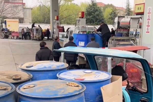 大陸油價四連漲 多地加油站排長龍