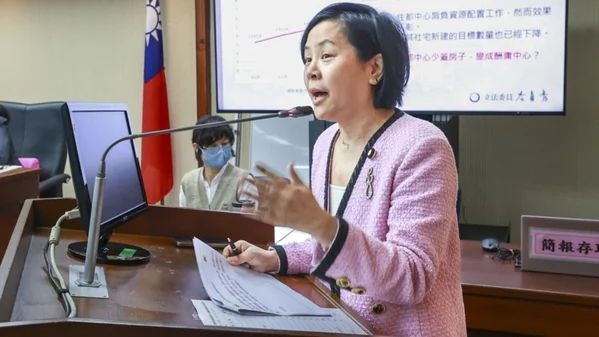 官员拒上台 李贞秀质询首秀“踢铁板”对空气说话(图)