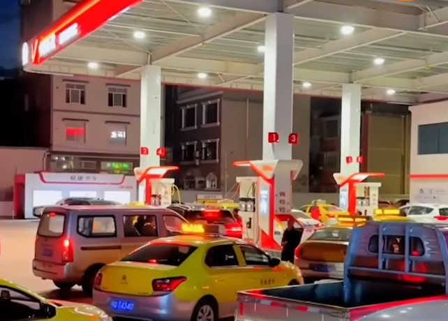 中國油價急漲 車主連夜排隊搶油
