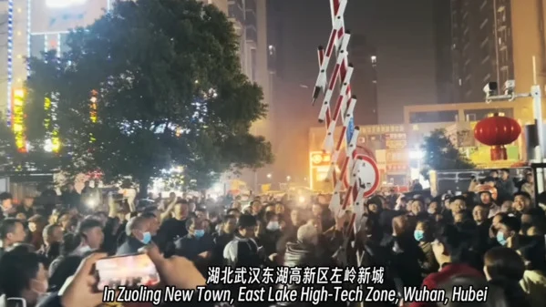 武汉千人抗争声势浩大 一夜连拆6小区收费杆(图)