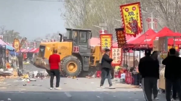 惊悚！北京集市铲车疯狂辗人 死伤惨重官方封锁消息(图)