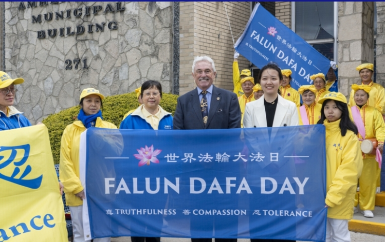 無懼中共威脅 加國鎮長升旗 慶祝法輪大法日