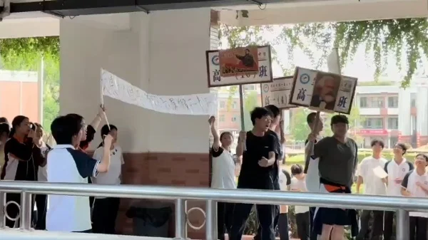 “反集权 倡平等” 湖北中学生举横幅抗议(图)