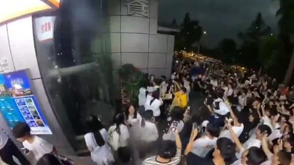 重庆时代峰峻事件演变警民冲突 警方表现被指中共基层已休克(图)