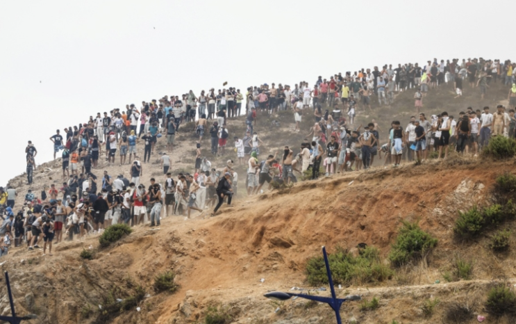 數萬非法移民衝破邊境 西班牙爆史上最大移民危機