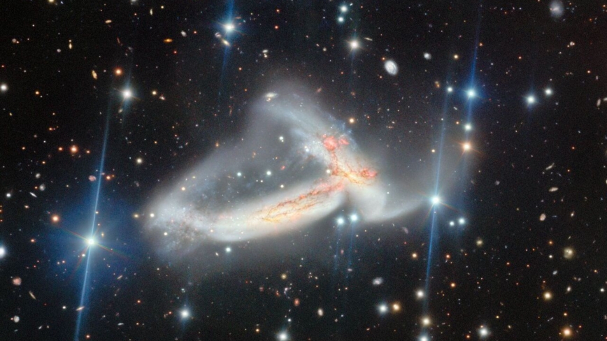 奇觀！天文望遠鏡拍到一對螺旋星系擁抱、合併高清圖